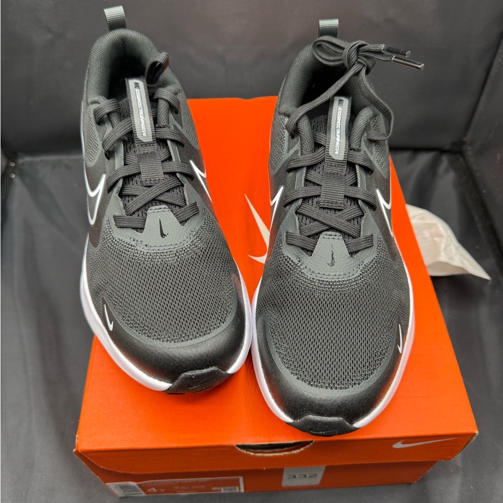 Nike Cosmetics Runner NEW youth size 4